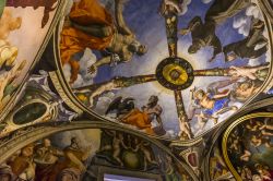 Alcuni affreschi all'interno di Palazzo Vecchio a Firenze - © photogolfer / Shutterstock.com 