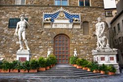 La statua del David di Michelangelo, e quelle di Ercole e Caco di Baccio Bandinelli, copie che sostituiscono gli originali, dominano l'Arengario che si trova all'ingresso di Palazzo ...
