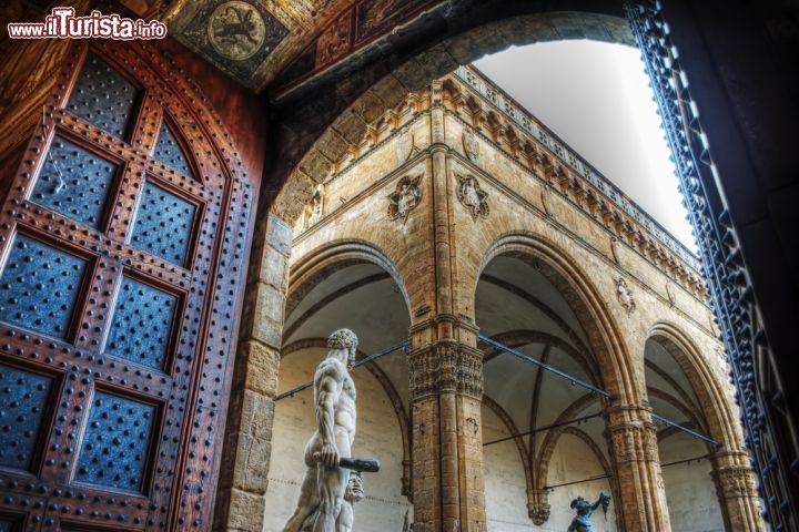 Immagine Il portone d'ingresso a Palazzo Vecchio e la Loggia della Signoria a Firenze - © Gabriele Maltinti / Shutterstock.com