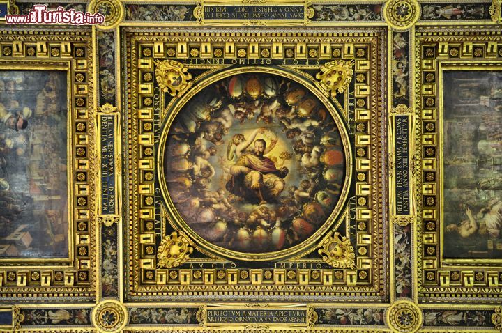 Immagine Dettaglio del soffitto ligneo del Salone dei Cinquecento a Palazzo Vecchio. Sono ben i 39 pannelli che coprono gli oltre 1000 metri quadrati di superfice. Sono opera del Vasari e della sua scuola e raffigurano scene della vita di Cosimo I dei Medici - © T photography / Shutterstock.com