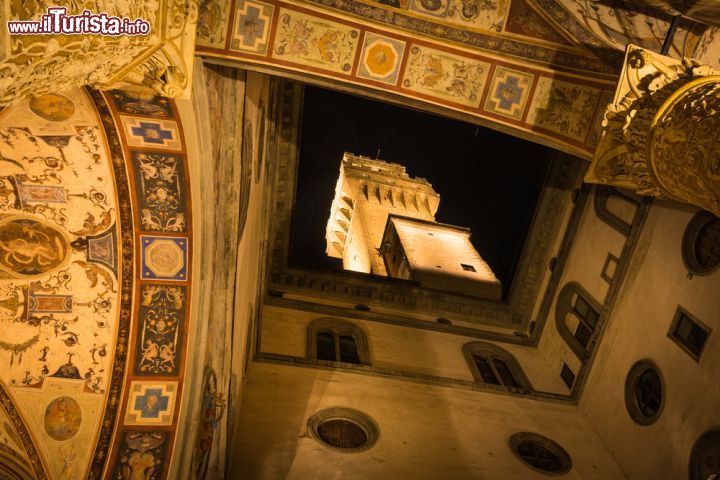 Immagine Torre di Arnolfo, la struttura alta 94 metri domina il Palazzo Vecchio: qui è fotografata dal primo cortile interno  - © tichr / Shutterstock.com