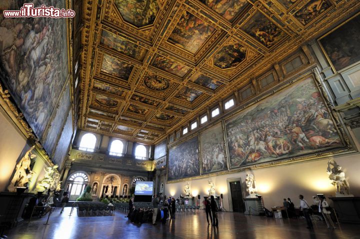 Immagine Il Salone dei Cinquecento è uno dei luoghi più spettacolari all'interno di Palazzo Vecchio a Firenze. E' lungo ben 54 metri, mentre la sua larghezza è di 23 metri. Le sue dimensioni sono dovute all'intervento del Vasari, tra il 1555 e 1572, che sacrificò due opere di Leonardo e Michelangelo, incompiute - © T photography / Shutterstock.com