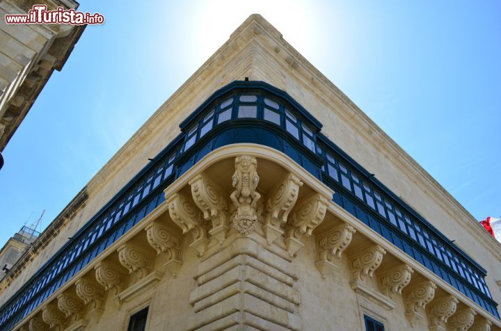 Immagine Un balcone ad angolo del Palazzo del Gran Maestro a La Valletta (Malta) - © lenisecalleja.photography / Shutterstock.com