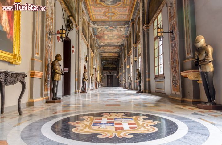Immagine Un corridoio all'interno del Palazzo del Gran Maestro a La Valletta - © lenisecalleja.photography / Shutterstock.com