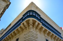 Un balcone ad angolo del Palazzo del Gran Maestro a La Valletta (Malta) - © lenisecalleja.photography / Shutterstock.com
