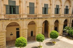 La visita al Grand Master Palace de La Valletta vi condurrà alla scoperta di qesto edificio ricco di storia e dove si trova l'interessante museo delle armi - © Pack-Shot / Shutterstock.com ...