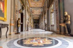 Un corridoio all'interno del Palazzo del Gran Maestro a La Valletta - © lenisecalleja.photography / Shutterstock.com 