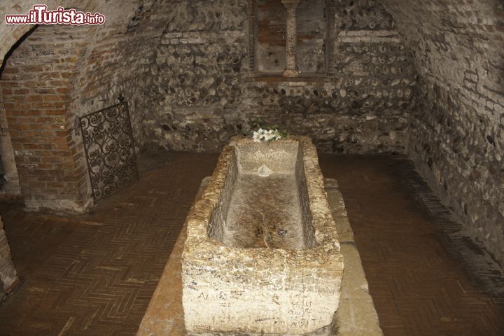 Immagine La visita alla tomba di Giulietta a Verona: un sarcofago spoglio ed essenziale, ma il sito è emozionante  - © KOMPASstudio / Shutterstock.com