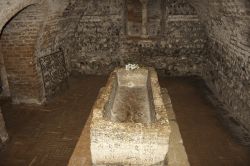La visita alla tomba di Giulietta a Verona: un sarcofago spoglio ed essenziale, ma il sito è emozionante  - © KOMPASstudio / Shutterstock.com