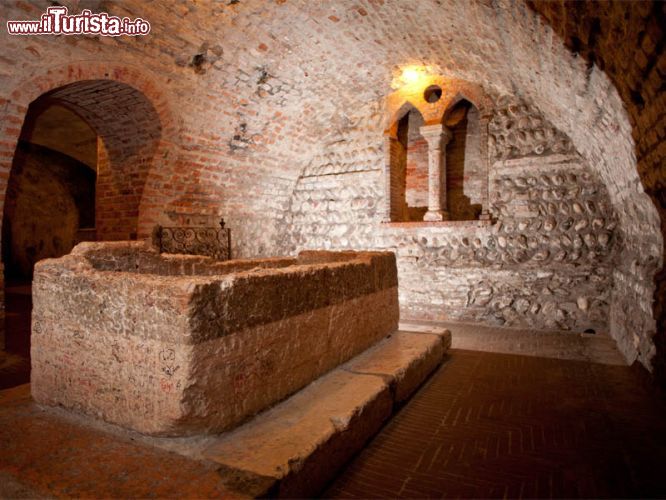 Immagine La tomba di marmo rosso che la tradizione vuole sia stato il sepolcro di Giulietta, la protagonista con Romeo della celebre opera di Shakespeare. Si trova a Verona nel complesso della chiesa di San Francesco