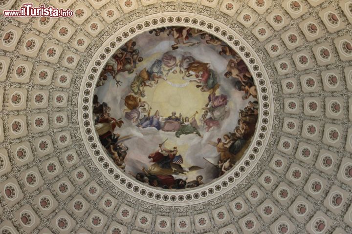 Immagine Apoteosi di George Washington allo State Capitol di Washington - L'affresco realizzato dal pittore italo greco Constantino Brumidi nella rotonda del Campidoglio fu il primo tentativo di immortalare la figura carismatica di Washington che venne raffigurato circondato da tredici donne, i primi stati dell'unione e dagli dei dell'Olimpo. L'affresco, completato in undici mesi, fu eseguito da Brumidi mentre era sospeso a 55 metri di altezza.