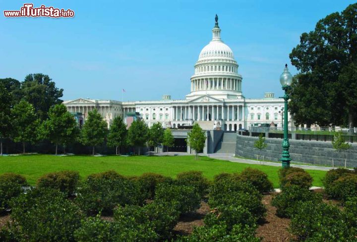 Immagine Entrata est del Campidoglio di Washington DC - Scorcio panoramico sull'ingresso est dello State Capitol. Tutt'attorno alla sede del Congresso sorge un parco che ricopre un'area di circa 1,11 km quadrati: a realizzarlo come si presenta nell'aspetto attuale fu tra il 1874 e 1892 l'architetto Frederick Law Olmsted.