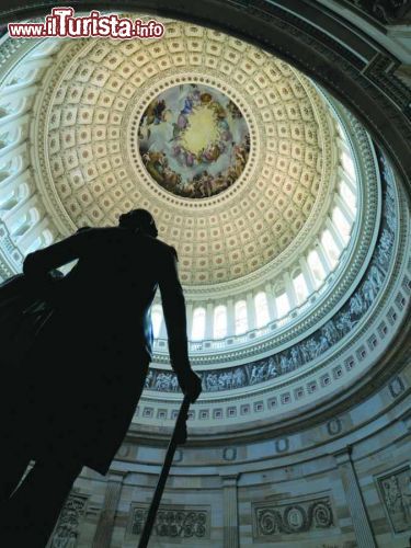 Immagine La cupola del Campidoglio di Washington - Si innalza per 55 metri la suggestiva cupola dello State Capitol. Costruita in legno nel 1826 venne successivamente sostituita da una in ghisa alta tre volte quella originale.