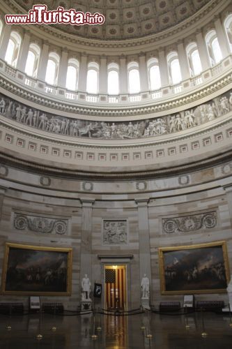 Immagine La rotonda del Campidoglio di Washington - All'interno della rotonda dello State Capitol si possono ammirare numerosi dipinti di carattere storico che illustrano lo sviluppo dell'identità nazionale americana. Fra i più suggestivi vi è la Dichiarazione d'Indipendenza del pittore John Trumbull.