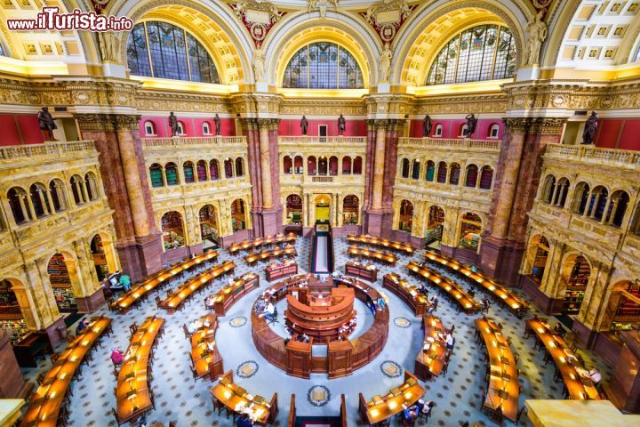 Immagine Libreria del Congresso USA al Campidoglio di Washington - La Library of Congress, nota anche come Biblioteca del Congresso, è la biblioteca nazionale degli Stati Uniti: al suo interno conserva qualcosa come oltre 158 milioni di documenti tanto da essere la maggior biblioteca della storia del mondo. Le sue collezioni includono 28 milioni di libri catalogati, materiale vario stampato in 470 lingue, 50 milioni di manoscritti, la più importante raccolta di libri rari dell'America Settentrionale fra cui una pregiatissima Bibbia di Gutemberg. Ad ospitare la biblioteca à Palazzo Thomas Jefferson, uno degli esempi più interessanti dell'American Renaissance, una particolare forma di tardo neoclassicismo © Sean Pavone / Shutterstock.com