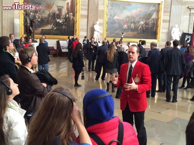 Immagine Visita guidata al Campidoglio di Washington - Una guida autorizzata spiega ai visitatori le opere d'arte ospitate all'interno del Campidoglio.