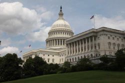 Bandiere americane sulla sede del Congresso, Washington - Sventolano ininterrottamente dai tempi della prima guerra mondiale le bandiere a stelle e strisce dello State Capitol di Washington.
 ...