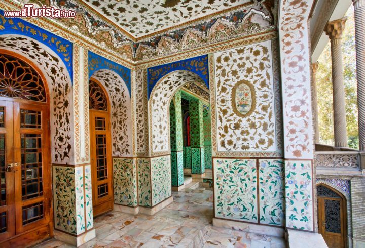 Immagine La ricca architettura persiana all'interno del  Golestan Palace a Tehran, Patrimonio UNESCO - © Radiokafka / Shutterstock.com