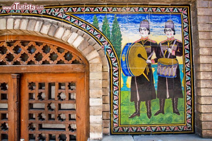 Immagine Decori in ceramica sul  muro esterno di un edficio del Golestan di Tehran - © Radiokafka / Shutterstock.com