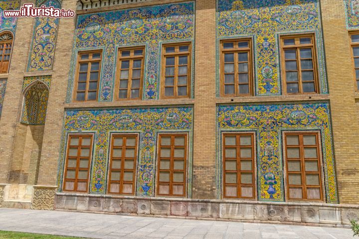 Immagine Facciata rivestita in pietra e con finestre di legno di uno degli edifici che formano il complesso del Golestan a Tehran. In totale è formato da 17 distintinti edifici - © OPIS Zagreb / Shutterstock.com