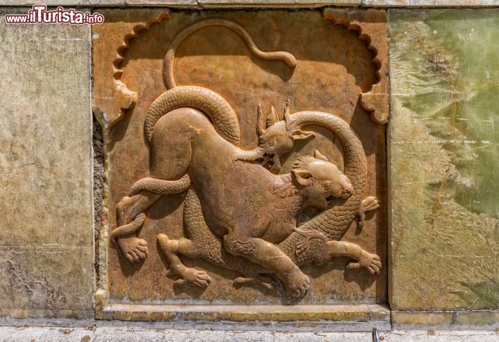 Immagine Lotta di un leone con un drago, un bassorilievo in marmo all'interno del Palazzo Golestan di Tehran - © OPIS Zagreb / Shutterstock.com