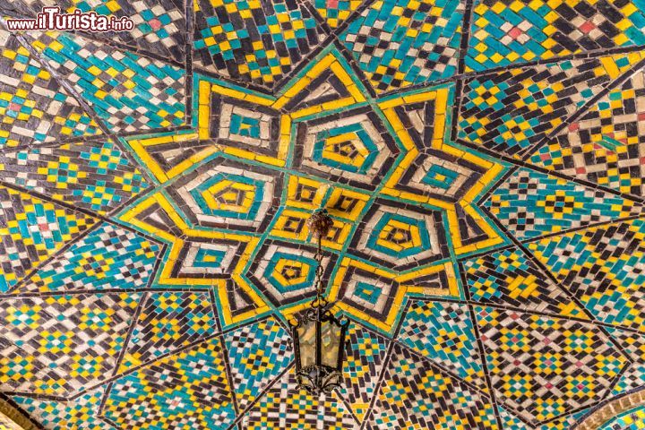 Immagine Particolare del soffitto a mosaico a tema stelle Palazzo Golestan - © OPIS Zagreb / Shutterstock.com