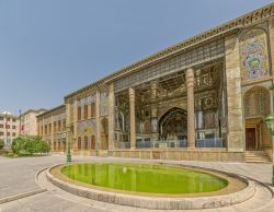Il cosidetto edificio del Sole: siamo nel complesso del Palazzo Golestan, il Patrimonio dell'Umanità dell'UNESCO a Tehran, la capitale dell'Iran - © OPIS Zagreb / Shutterstock.com ...