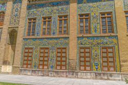 Facciata rivestita in pietra e con finestre di legno di uno degli edifici che formano il complesso del Golestan a Tehran. In totale è formato da 17 distintinti edifici - © OPIS Zagreb ...