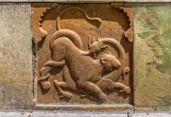 Lotta di un leone con un drago, un bassorilievo in marmo all'interno del Palazzo Golestan di Tehran - © OPIS Zagreb / Shutterstock.com