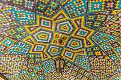 Particolare del soffitto a mosaico a tema stelle Palazzo Golestan - © OPIS Zagreb / Shutterstock.com