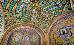 Il ricco soffitto rivestito in ceramica di uno degli edifici del Golestan Palace di Tehran - © Radiokafka / Shutterstock.com 