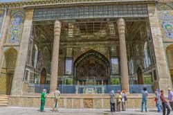 Il trono reale in marmo al Golestan Palace di Tehran - © OPIS Zagreb / Shutterstock.com 