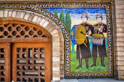 Decori in ceramica sul  muro esterno di un edficio del Golestan di Tehran - © Radiokafka / Shutterstock.com 