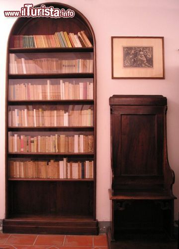 Immagine Pa piccola biblioteca di Casa Moretti a Cesenatico, dove il poeta conduceva i suoi studi.