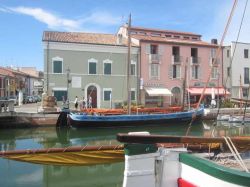 Il  porto canale di Cesenatico in Romagna: la costruzione di colore verdino al centro, a sinistra, è la Casa Museo Marini Moretti, l'abitazione del poeta e scrittore romagnolo ...