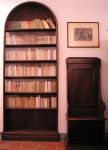 Pa piccola biblioteca di Casa Moretti a Cesenatico, dove il poeta conduceva i suoi studi.
