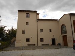 L'edificio principale del complesso di Casa di Zela. Per i i visitatori è dipsonibile anche un Ostello