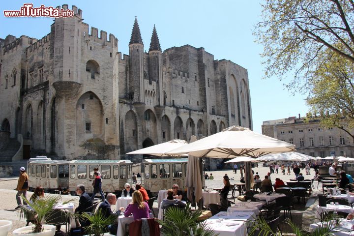 Immagine I bar e il trenino turistico sulla piazza del Palazzo dei Papi di Avignona