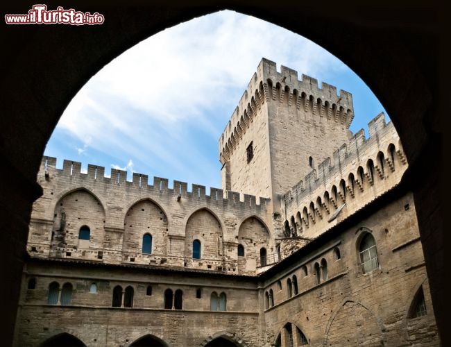 Immagine Coorte interna al Palazzo dei Papi di Avignone, la fortezza ospitò il papato romano nel XIII secolo, in fuga da Roma - © Gubin Yury/ Shutterstock.com