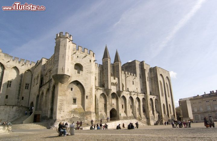 Immagine Il severo esterno gotico del Palais des Papes a Avignone, di fatto un castello papale più che una abitazione