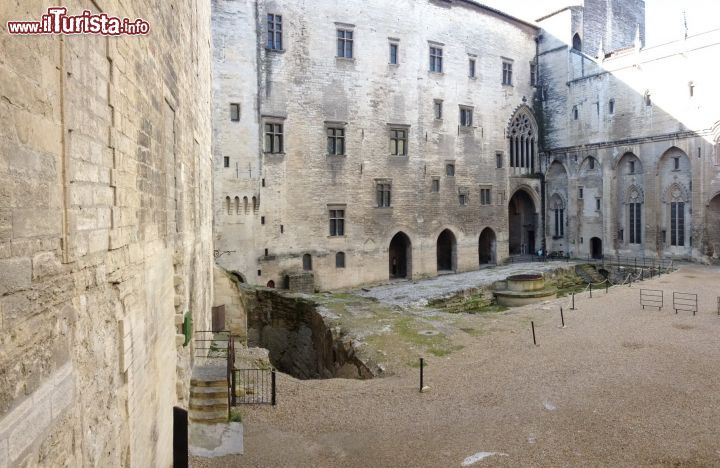Immagine La visita degli interni imponenti del Palazzo dei Papi ad Avignone