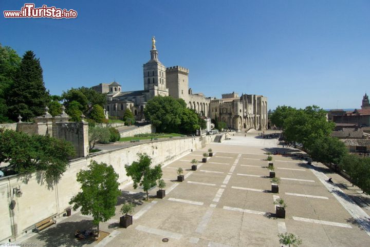 Immagine Il vasto spazio aperto della Montee Jean XXIII e il Palazzo dei Papi di Avignone