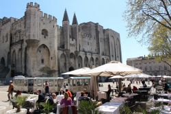 I bar e il trenino turistico sulla piazza del Palazzo dei Papi di Avignona