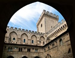 Coorte interna al Palazzo dei Papi di Avignone, la fortezza ospitò il papato romano nel XIII secolo, in fuga da Roma - © Gubin Yury/ Shutterstock.com