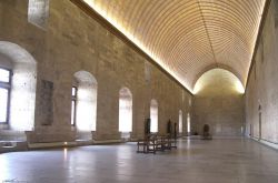 Un lungo corridoio all' interno del Palazzo dei Papi di Avignone