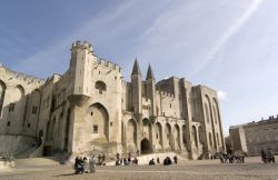 Il severo esterno gotico del Palais des Papes a Avignone, di fatto un castello papale più che una abitazione