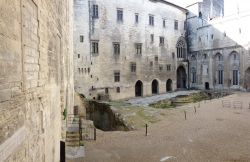 La visita degli interni imponenti del Palazzo dei Papi ad Avignone