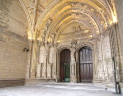 Un portale gotico in pietra all'interno del Palazzo dei Papi di Avignone