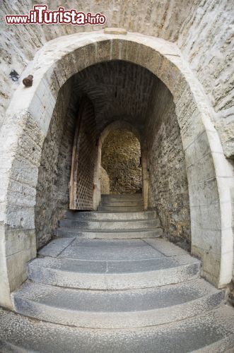 Immagine Ingresso al Castello di Tallin, che si erge sulla collina di Toompea - © gumbao / Shutterstock.com