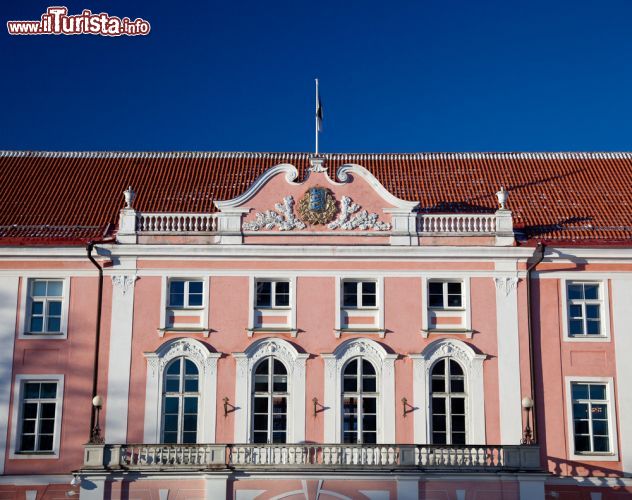 Immagine La facciata del Parlamento Estone, ospitato nel Castello di Toompea a Tallin - © Steve Heap / Shutterstock.com